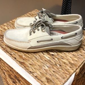 Size 13 white Sperry Billfish